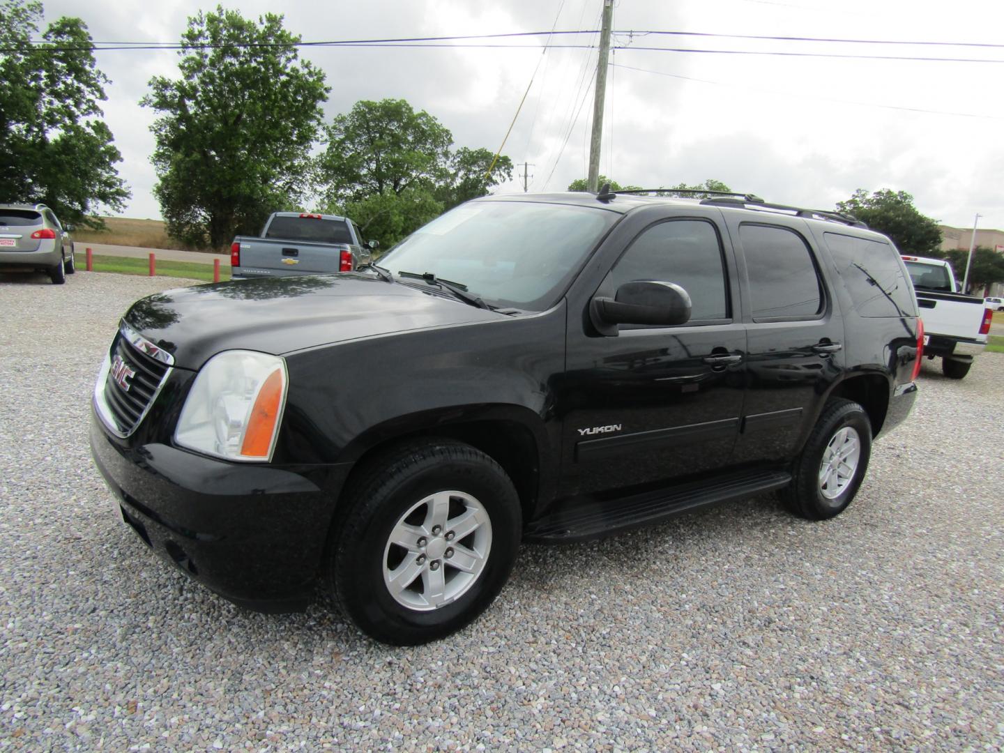 2012 Black /Gray GMC Yukon SLE1 2WD (1GKS1AE03CR) with an 5.3L V8 OHV 16V FFV engine, Automatic transmission, located at 15016 S Hwy 231, Midland City, AL, 36350, (334) 983-3001, 31.306210, -85.495277 - Photo#2